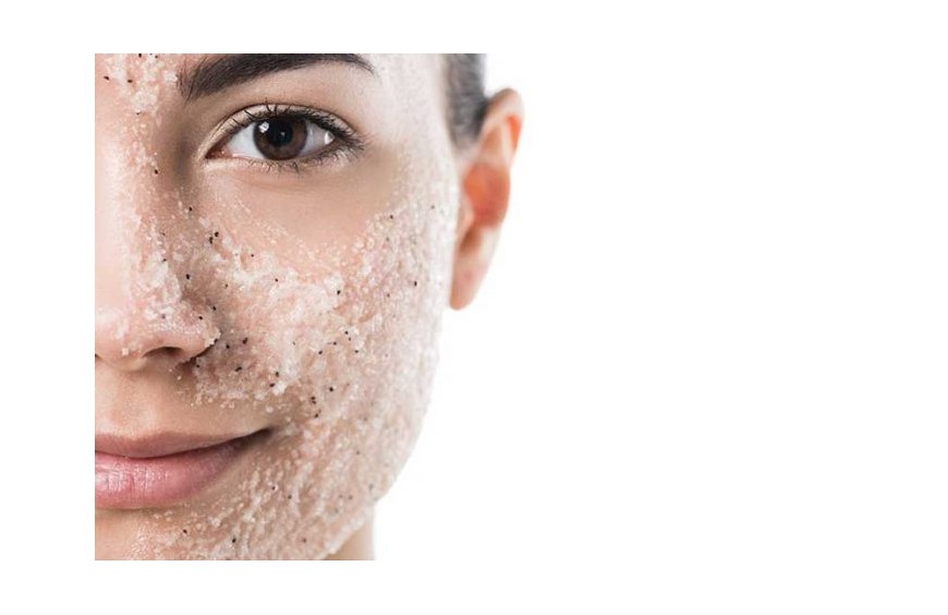 SCRUB VISO: MEGLIO FARLO PRIMA O DOPO LA MASCHERA?